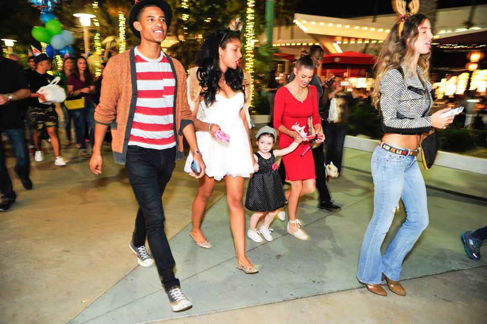 South Beach entertainment industry veterans brought peace, love and joy to Lincoln Road Monday night— hosting the 1st annual Lincoln Road Christmas Caroling.